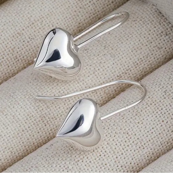 Silver heart-shaped hook earrings NWT - Picture 2 of 4